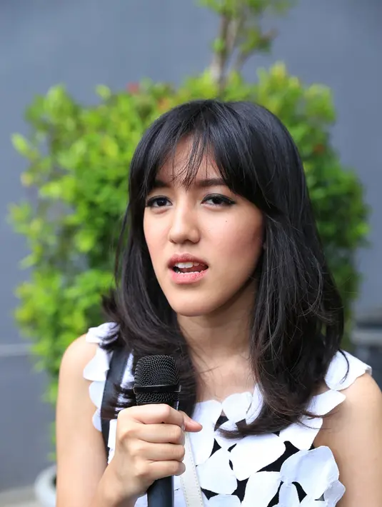 Mengabadikan momen yang bercerita, jadi jenis fotografi yang sangat disukai Ify saat ini. Seringkali ia tak ingin melewati kesempatan yang bagus untuk diabadikan dengan kameranya itu, terlebih ketika ada cerita khusus. (Adrian Putra/Bintang.com)