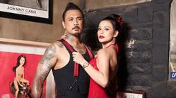 Jerinx pun terlihat dalam balutan busana hitam dengan detail suspender merah. Sedangkan Nora tampil menawan dalam balutan gaun merah. (Liputan6.com/IG/@true_jrx)