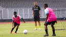 Legenda Borussia Dortmund, Marcel Schmelzer (tengah) memantau peserta coaching clinic dari Papua Football Academy di Stadion Madya, Senayan, Jakarta, Jumat (08/09/2023). (Bola.com/Bagaskara Lazuardi)