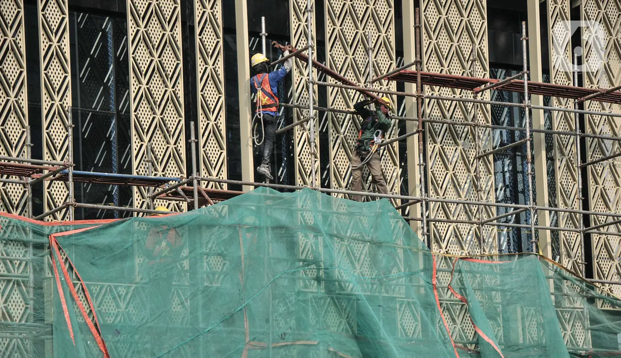 Aktivitas pekerja saat menyelesaikan proyek renovasi Gedung Sarinah, Jakarta, Kamis (2/9/2021). Proyek renovasi gedung pusat perbelanjaan tertua di Indonesia tersebut ditargetkan rampung pada awal 2022. (merdeka.com/Iqbal S. Nugroho)