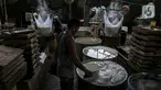 Pekerja memproduksi tempe di kawasan Duren Tiga Raya, Jakarta, Kamis (24/2/2022). Produsen tahu tempe kembali berproduksi usai aksi mogok selama tiga hari karena harga kedelai yang naik hingga menyentuh Rp12.000 dari semula Rp9.500 per kg dalam beberapa bulan terakhir. (Liputan6.com/Faizal Fanani)