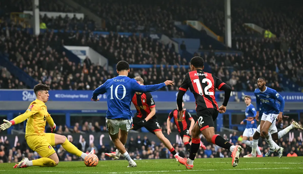 Pemain Everton, Iliman Ndiaye (kedua kiri) berusaha mencetak gol ke gawang Bournemouth yang dijaga oleh Kepa Arrizabalaga dalam laga lanjutan Piala FA 2024/2025 di Goodison Park, Liverpool, Inggris, Minggu (09/02/2025) WIB. (AFP/Paul Ellis)