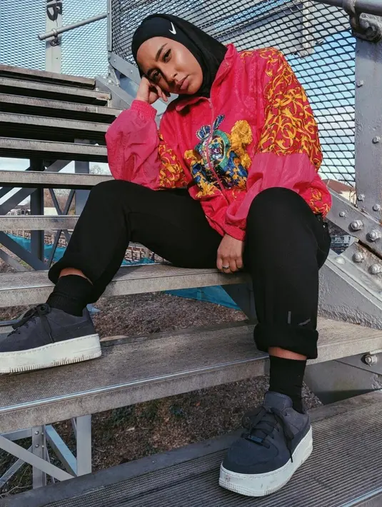 Anorack Jacket warna bold menjadi kunci tampilan sporty outfit hijab khusus olahraga (Foto: Instagram @mariahidrissi)