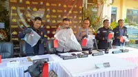 Barang bukti kasus paman bunuh keponakan di Mapolres Pasuruan. (Istimewa).