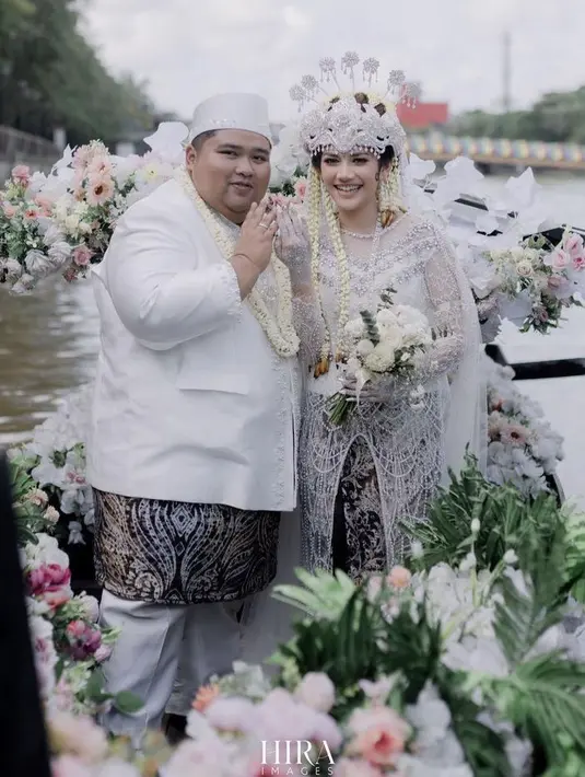 Saat akad nikah, keduanya pun tampil serba putih mengenakan busana adat Sunda. Tommy mengenakan beskap dan sang istri kebaya panjang berpayet dipadukan kain lilit lengkap dengan siger dan ronce melatinya. Credit: Instagram (@tommykaganangan15)