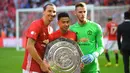 Kiper Manchester United, David de Gea (kanan), Jesse Lingard (tengah), dan Zlatan Ibrahimovic berfoto bersama dengan trofi Community Shield setelah memenangkan laga saat melawan Leicester City di Stadion Wembley, London, 7 Augustus 2016. Kiper berkebangsaan Spanyol tersebut berhasil mempersembahkan tiga trofi Community Shield saat membela Setan Merah, yaitu pada 2011, 2013, dan 2016. (AFP/Glyn Kirk)