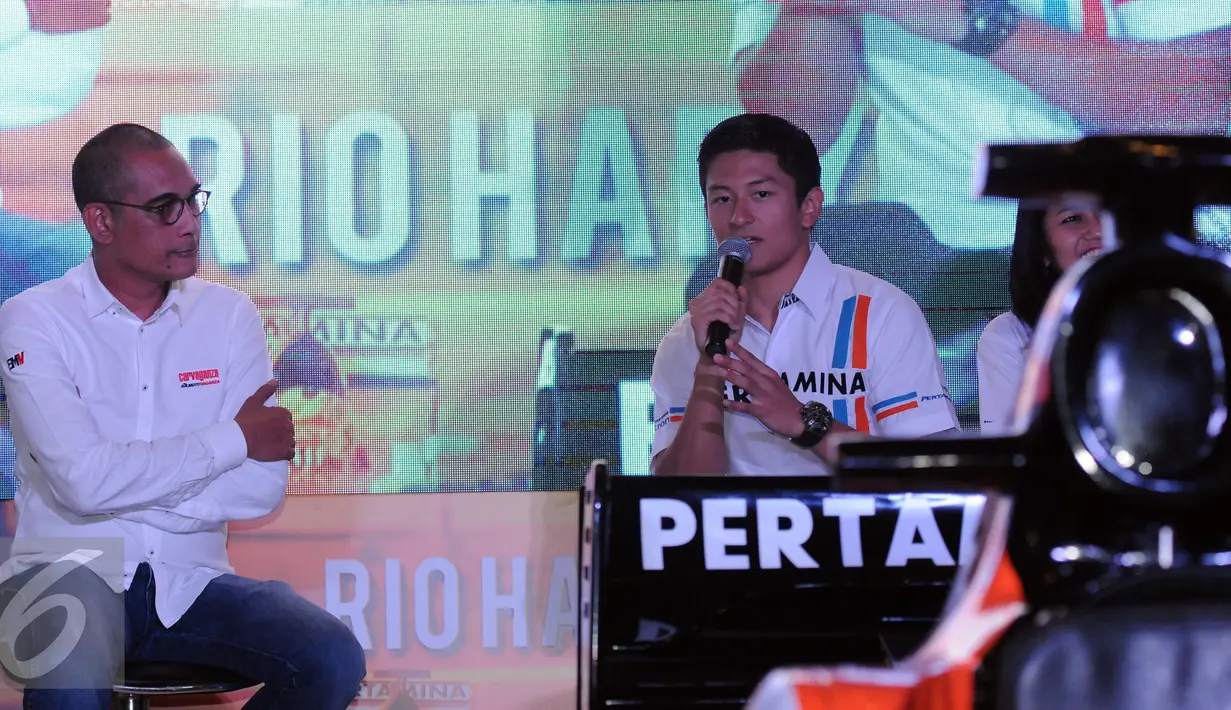Pembalap F1 Indonesia, Rio Haryanto (kanan) memberikan sejumlah keterangan saat Meet and Great di Mall Kota Kasablanka, Jakarta, Kamis (7/4/2016). Rio, pembalap Indonesia pertama di ajang balap Formula 1. (Liputan6.com/Helmi Fithriansyah)