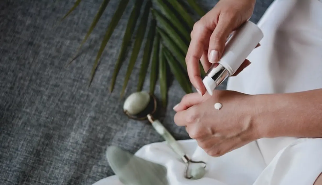 Niacinamide cenderung melengkapi dan bekerja lebih baik ketika dilapisi dengan beberapa bahan aktif lain, seperti retinoid, asam salisilat, dan asam hialuronat. Foto ilustrasi: unsplash.com/Content Pixie.