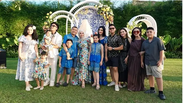 6 Gaya Batik Couple Azriel Hermansyah dan Sarah Menzel di Ultah Aurel ke-27