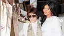 Ini adalah foto terbaru Kylie Jenner dengan baby bump, tepat sebelum ia melahirkan anak keduanya. Berpose bersama Kris dan Caitlyn Jenner, Kylie tampil mengenakan long sleeve dress berwarna putih polos. Riasan makeup netral dan tatanan rambut yang dibiarkan tergerai mempermanis tampilannya.