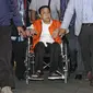 Tersangka korupsi e-KTP, Setya Novanto tiba di Gedung KPK dari Rumah Sakit Cipto Mangunkusumo (RSCM) menggunakan kursi roda pada, Minggu, (19/11). Setnov tiba mengenakan baju rompi tahanan KPK. (Liputan6.com/Herman Zakharia)