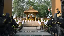 Pemandangan kuil Buddha Mahamevna yang sepi selama hari Waisak di bawah penerapan jam malam di Kaduwela, dekat ibu kota Sri Lanka, Kamis (7/5/2020). Waisak biasanua dirayakan dengan perayaan meriah, tapi kali ini jauh berbeda karena pandemi virus corona di seluruh dunia. (Ishara S. KODIKARA/AFP)