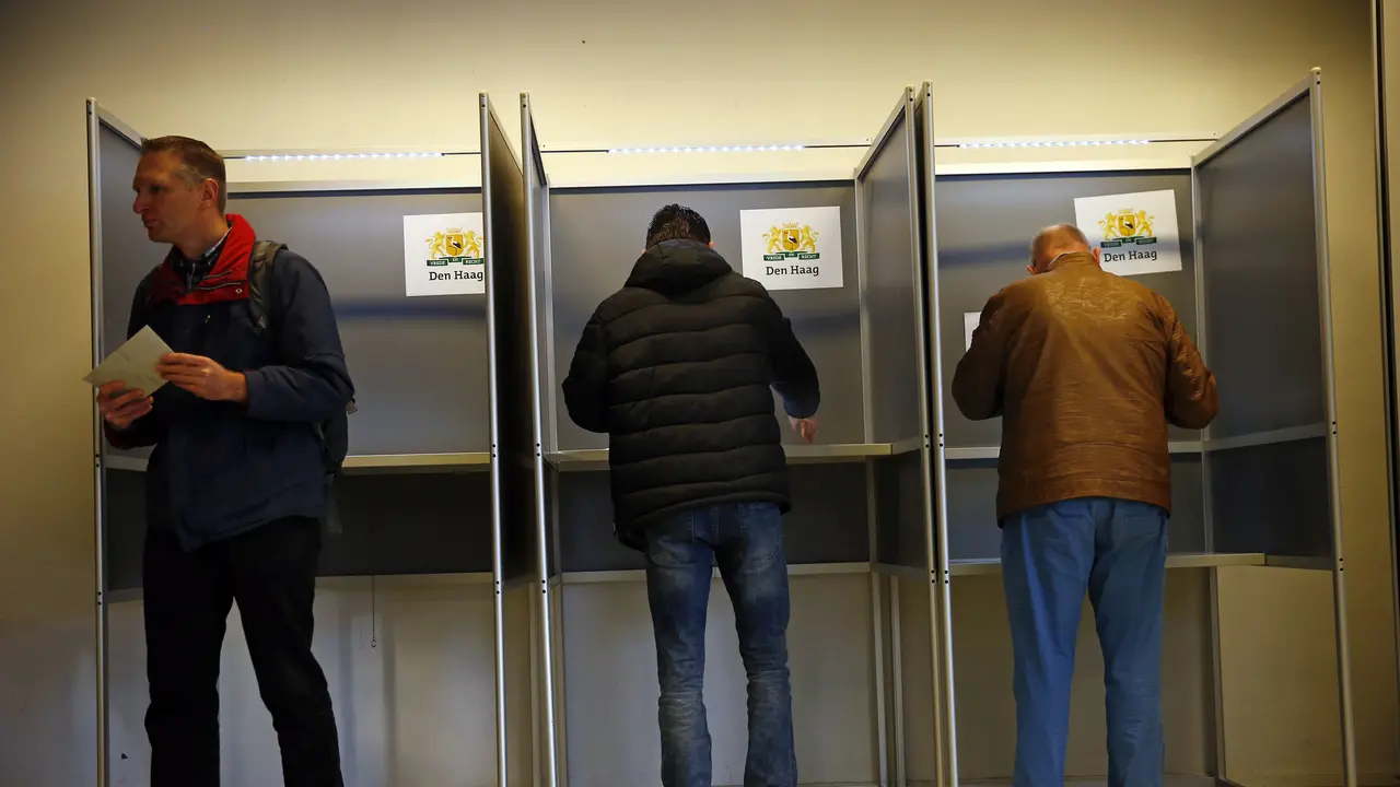 Warga Belanda memberikan hak suara mereka di sebuah TPS di Den Haag