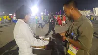Hatiku Gembira, Lihat Ibu Pedagang Burger di Luar Area Stadion 974: Harga Miring untuk Ukuran Qatar