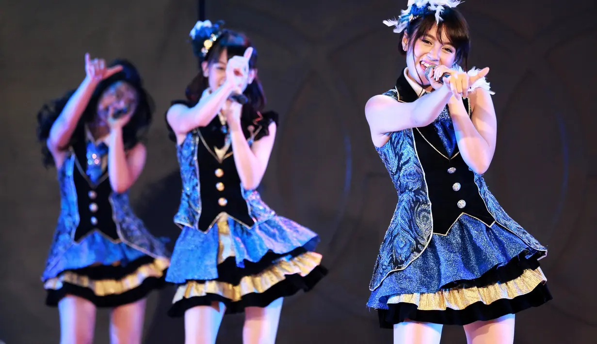 "Terakhir naik stage di JKT48 semua datang dan ucapin selamat graduation. Tahun depan bakal kesepian dan sedih karena kerjanya sendiri, di show terakhir ini aku tidak mau ditutup dengan air mata jadi kita happy," kata Haruka. (Adrian Putra/Bintang.com)