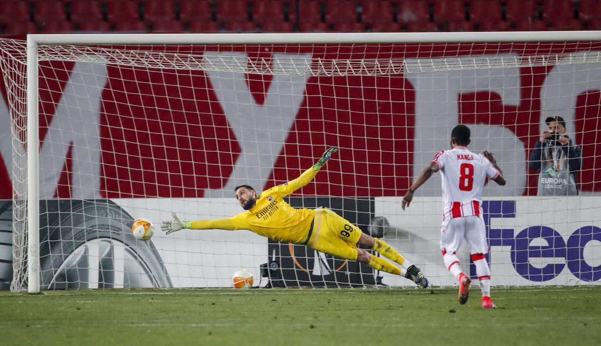 Crvena Zvezda menyamakan kedudukan melalui titik pinalti. Guelor Kanga  yang maju sebagai eksekutor menjalankan tugasnya dengan baik. (Foto: AFP/Pedja Milosavljevic)
