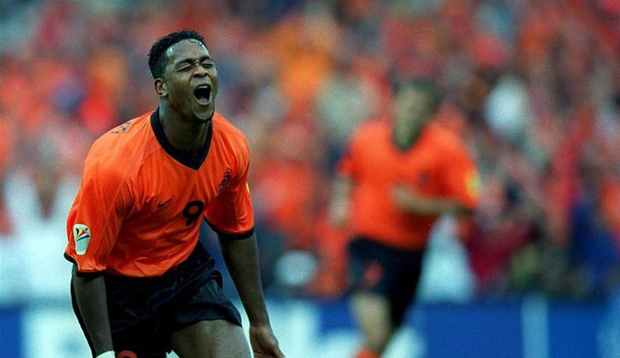 Patrick Kluivert mencetak 5 gol dan meraih sepatu emas Piala Eropa 2000, namun Belanda gagal menjadi juara setelah kalah adu penalti dari Italia di semifinal. (www.squawka.com)