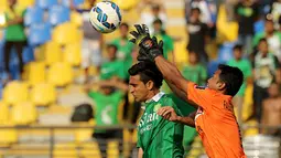 Pemain Persebaya United, Otavio Dutra melakukan duel udara dengan pemain Martapura FC, Fauzal Mubarok pada laga Piala Presiden di Stadion Si Jalak Harupat, Bandung, Rabu (2/9/2015). Pertandingan berakhir imbang 0-0.(Bola.com/Peksi Cahyo)
