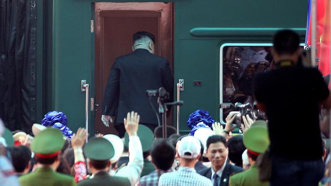 Pemimpin Korea Utara Kim Jong Un masuk ke dalam kereta pribadinya untuk balik ke Pyongyang di stasiun kereta Dong Dang di Dong Dang, Vietnam, Sabtu, (2 /3). (AP Photo/Minh Hoang)