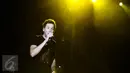 Penampilan vokalis Simple Plan, Pierre Bouvier dalam konser di Ecovention Eco Park, Ancol, Jakarta, Minggu (4/9). Simple Plan membuka konser bertajuk Taking One for The Team Tour tersebut dengan lagu anyarnya Opinion Overload. (Liputan6.com/Faizal Fanani)