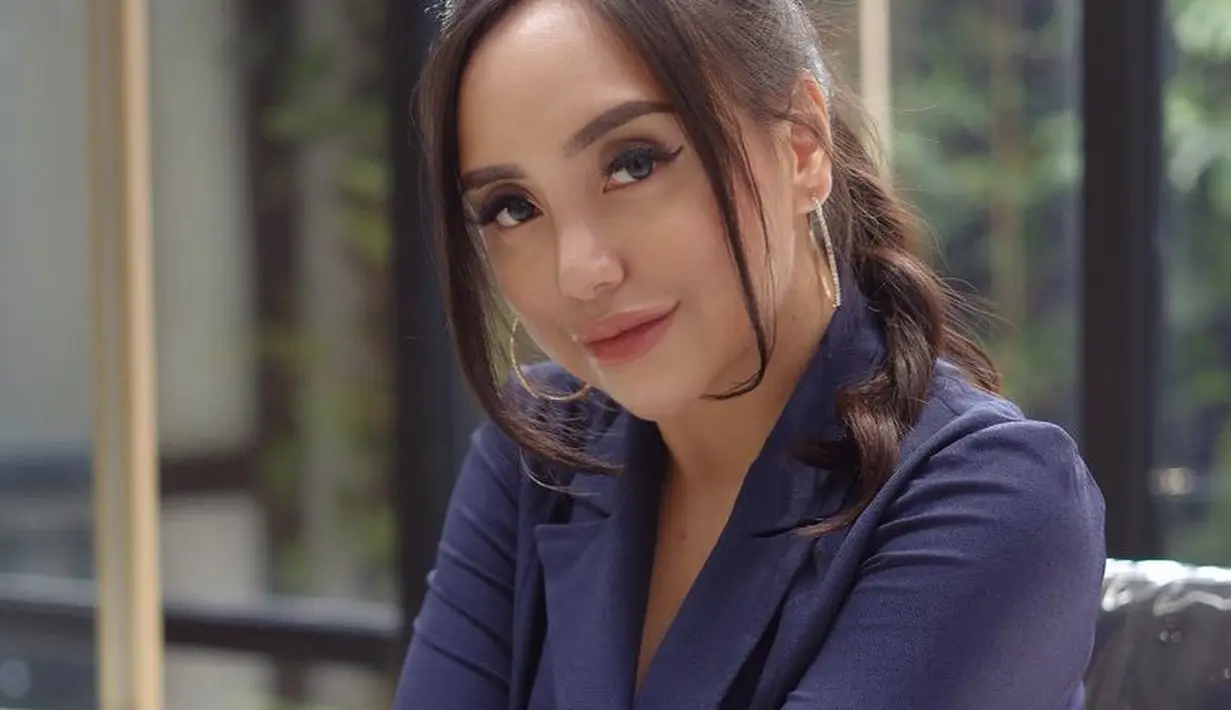 <p>Putri dari pengacara Sunan Kalijaga, Salmafina ini memutuskan untuk melepas hijab usai cerai. Kini ia menampilkan rambut panjang yang sesekali diikat ke belakang. (@salmafinasunan)</p>