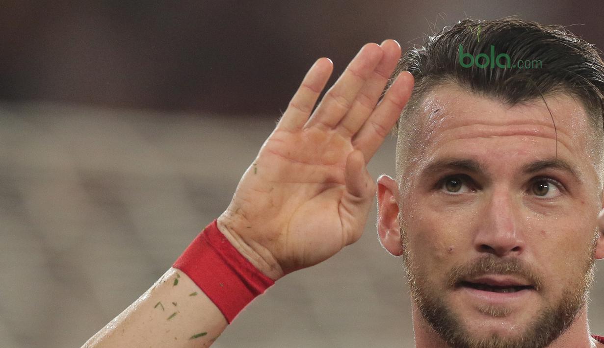 Marko Simic mmberikan salam kepada The Jakmania usai membobol gawang Johor Darul Ta’zim pada laga Piala AFC 2018 di Stadion Utama Gelora Bung Karno, Jakarta, Selasa (10/4/2018). Persija Jakarta menang 4-0.  (Bola.com/Nick Hanoatubun)