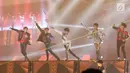 Aksi panggung boyband SHINee dalam konser bertajuk SHINee World V di JIExpo Kemayoran, Jakarta, 12 November 2016. Jonghyun yang kerap dipanggil dengan julukan "Bling Bling Jonghyun" adalah anggota tertua kedua di SHINee. (Liputan6.com/Herman Zakharia)