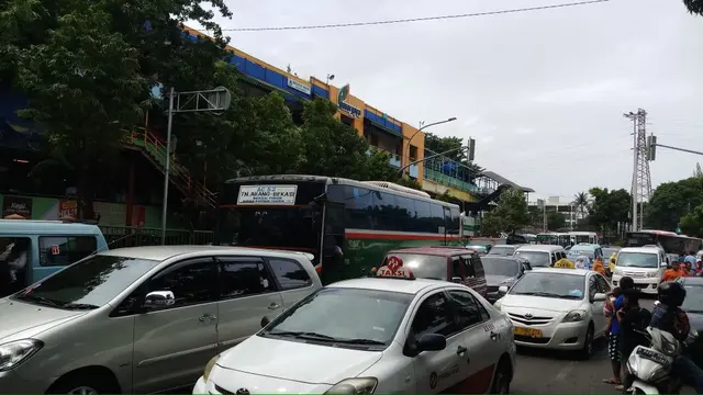Lalu lintas di Tanah Abang macet