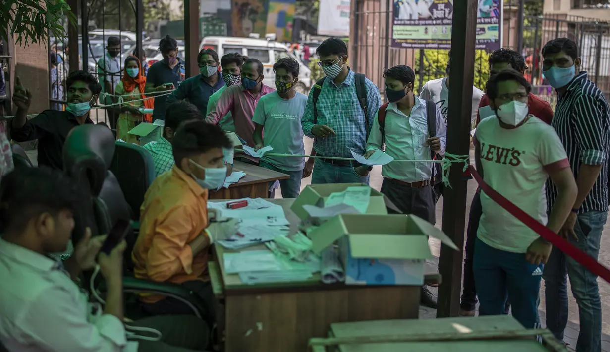 Orang-orang menunggu untuk menguji COVID-19 di rumah sakit pemerintah di Noida, pinggiran New Delhi, India, Rabu (7/4/2021). India mencapai puncak baru dengan 115.736 kasus COVID-19 dalam 24 jam. (AP Photo/Altaf Qadri)