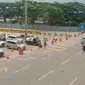 Antrian Kendaraan Kecil Untuk Masuk Ke Kapal Di Pelabuhan Merak, Kota Cilegon, Banten. (Sabtu, 24/12/2022). (Yandhi Deslatama/Liputan6.com).