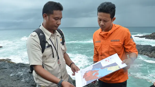 Peneliti memetakan gunung api purba di selatan Kebumen. (Foto: Liputan6.com/Humas Unsoed/Muhamad Ridlo)
