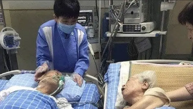 7 Potret Pasangan Tunjukkan Cintanya Sampai Tua Ini Bikin Haru