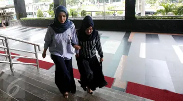 Aktris Inneke Koesherawati ditemani seorang kerabatnya mendatangi Gedung KPK, Jakarta, Kamis (29/12). Inneke Koesherawati datang untuk meminta izin menjenguk suaminya, Fahmi Darmawansyah yang ditahan di Rutan Guntur. (Liputan6.com/Helmi Afandi)