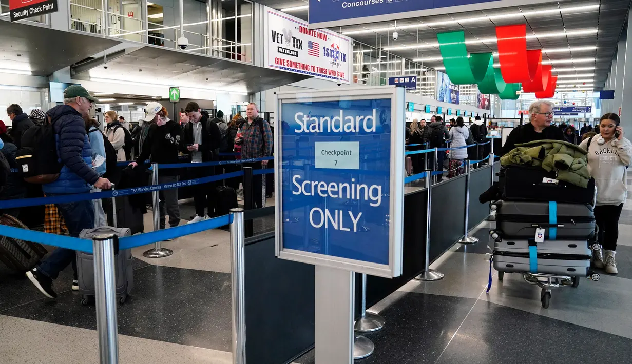 Wisatawan menunggu untuk melewati pos pemeriksaan keamanan di Bandara Internasional O'Hare, Chicago, Amerika Serikat, 19 Desember 2022. Liburan Natal dan Tahun Baru bagi sebagian warga Amerika Serikat dan Eropa tahun ini menghadirkan kekhawatiran karena tekanan ekonomi. (AP Photo/Nam Y. Huh)