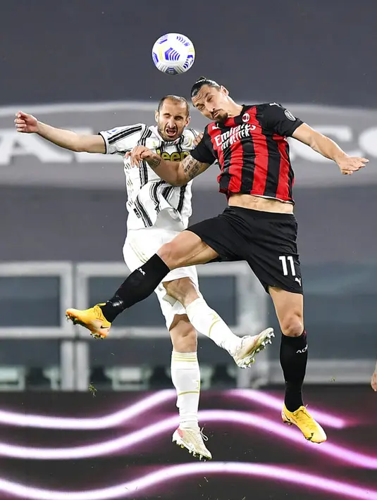 Pemain Juventus Giorgio Chiellini (kiri) berebut bola udara dengan pemain AC Milan Zlatan Ibrahimovic pada pertandingan Liga  Italia di Allianz Stadium, Turin, Italia, Minggu (9/5/2021). Juventus kalah 0-3 dan tergusur dari empat besar klasemen (Spada/LaPresse via AP)