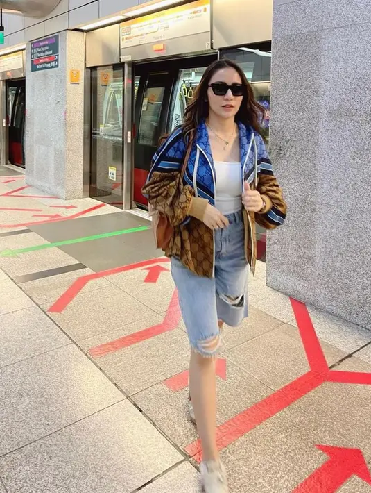 Dibuktikan dari unggahan akun Instagram, eks vokalis Geisha ini selalu terlihat menawan dengan padu padan outfit yang kece. [Foto: IG/therealmomogeisha].