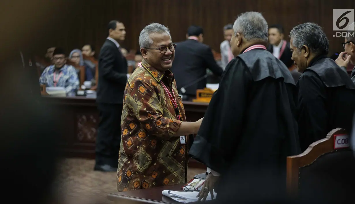 Ketua KPU Arief Budiman menyalami sejumlah orang sebelum sidang sengketa Pilpres 2019 di Gedung MK, Jakarta, Selasa (18/6/2019). Sidang beragendakan mendengarkan jawaban dari termohon. (Liputan6.com/Faizal Fanani)