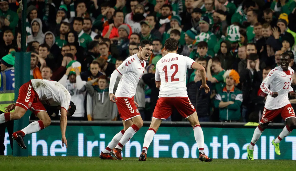 Pemain Denmark merayakan kemenangan atas Republik Irlandia pada partai kedua play-off zona Eropa di Stadion Aviva, Rabu (15/11). Denmark memastikan diri lolos ke putaran final Piala Dunia 2018 usai menang 5-1. (AP/Peter Morrison)