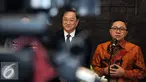 Ketua MPR, Zulkifli Hasan (kanan) bersama Ketua Parlemen China, Yu Zhengsheng memberikan keterangan Persnya usai melakukan pertemuan tertutup di Kompleks Parlemen MPR/DPR, Jakarta, Senin (27/7/2015). (Liputan6.com/Johan Tallo)