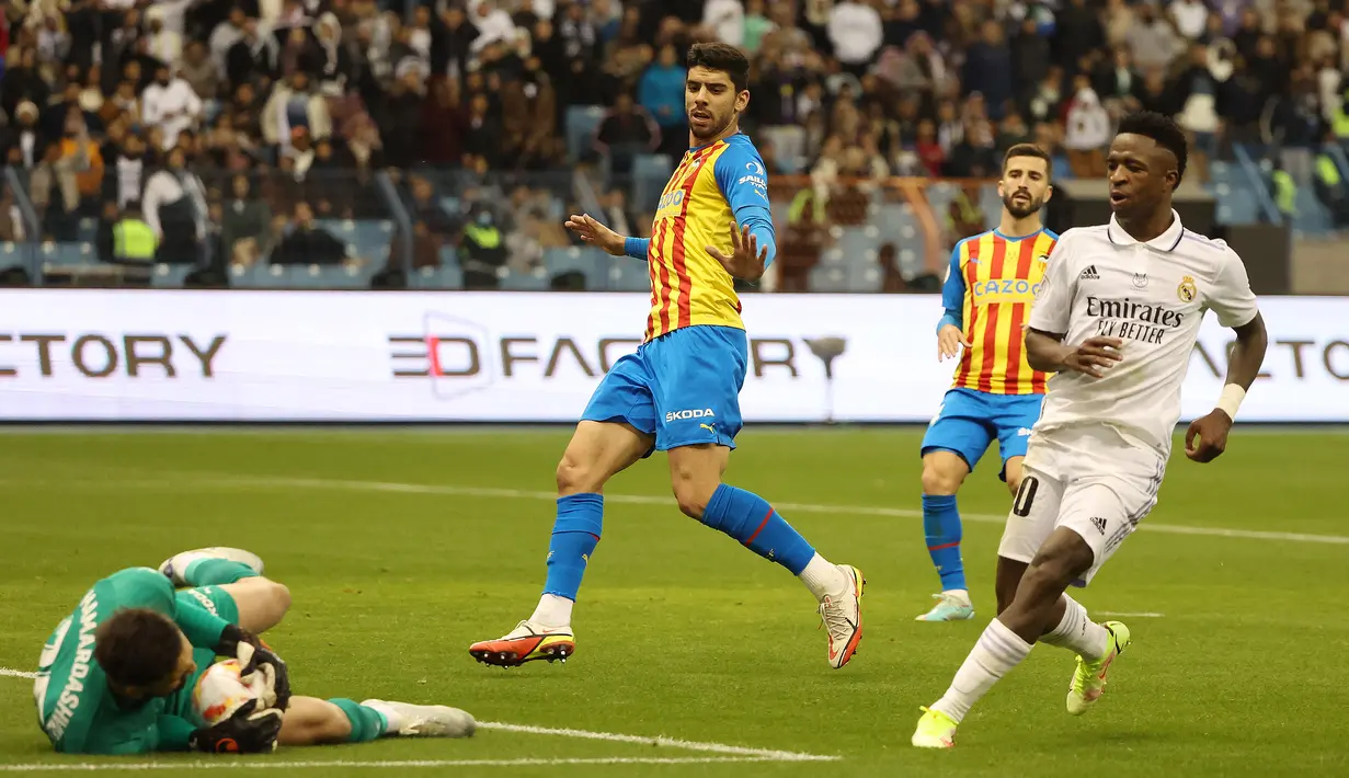 Selepas skor imbang 1-1, laga berjalan menarik dengan saling melancarkan serangan. Beberapa peluang sempat diraih kedua tim. Salah satunya adalah melalui Vinicius Junior yang masih gagal menaklukkan kiper Valencia Giorgi Mamardashvili. (AFP/Giuseppe Cacace)