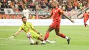 Peluang pemain Persija Jakarta, Gustavo Almeida mampu ditahan oleh kiper PSM Makassar pada pekan ke-22 BRI Super League 2025/2026 yang digelar di Jakarta International Stadium, Jumat (20/2) malam WIB. (Bola.com/Abdul Aziz)