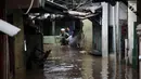 Warga melintasi banjir di Jalan Kebon Pala, Kampung Melayu, Jatinegara, Jakarta Timur, Rabu (7/2). Setelah sempat surut, banjir kembali merendam permukiman warga dengan ketinggian air mencapai sekitar 170 cm. (Liputan6.com/Arya Manggala)