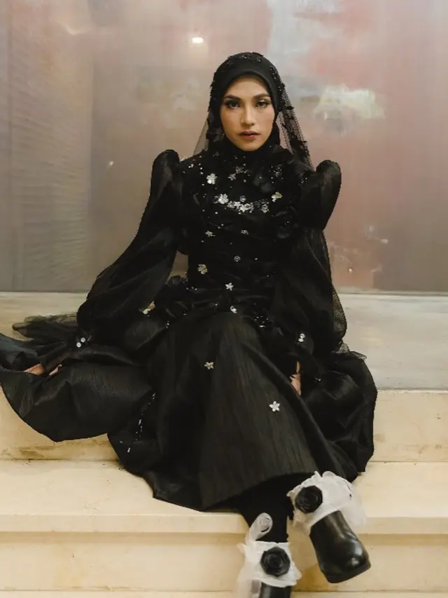 Feby Putri memilih mengenakan sepatu boots hitam saat resepsi pernikahan.  [@anarav.label]