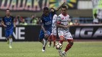 Gelandang PSIS, Melcior Majefat, berebut bola dengan bek Martapura FC, Wirabuana Prayogo, pada laga perebutan tempat ketiga Liga 2 di Stadion GBLA, Bandung, Selasa (28/11/2017). PSIS menang 6-4 atas Martapura FC. (Bola.com/Vitalis Yogi Trisna)