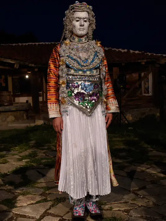Penampilan wanita Kosovo, Sheqerie Buqaj setelah didandani dan menerima lukisan wajah oleh Aziza Sefitagic di Desa Kukaj, Kosovo, Rabu (5/9). (ARMEND NIMANI/AFP)