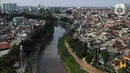 <p>Sungai Ciliwung yang panjangnya mencapai 130 kilometer adalah salah satu dari 13 sungai yang melintasi Ibu Kota. (Liputan6.com/Herman Zakharia)</p>