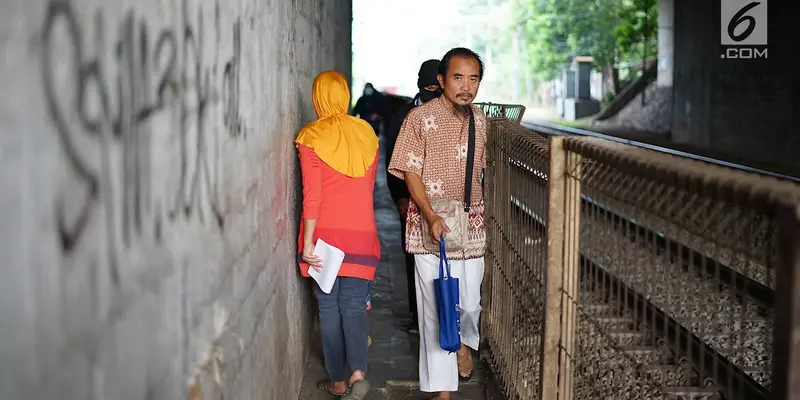 JPO Terlalu Jauh, Jalan Setapak Ini jadi Pilihan Pejalan Kaki untuk Menyeberang