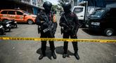 Polisi dari unit penjinak bom (Jibom) satuan Brimob Polda Jabar berjaga di sekitar depan Gereja Kristen Protestan Simalungun (GKPS) di Bandung, Jawa Barat pada Jumat 19 Desember 2025. Sebuah benda mencurigakan di depan gereja Gereja Kristen Protestan Simalungun (GKPS). (Timur Matahari/AFP)