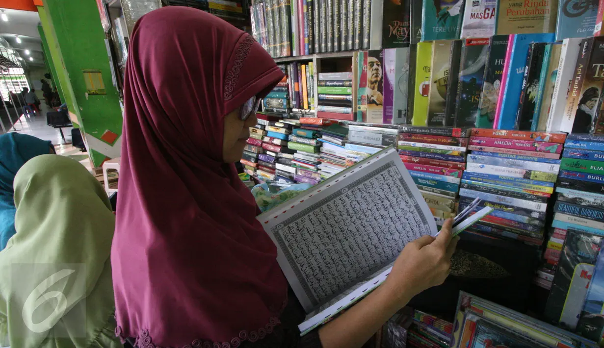 Pengunjung memilih alquran yang  di toko buku Taman Pintar, Yogyakarta (10/6/2016). Alquran menjadi buruan warga di bulan puasa ini untuk belajar dan memahami kitab suci tersebut. (Boy Harjanto)