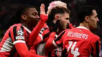 Pemain AC Milan merayakan gol yang dicetak oleh Santiago Gimenez (tengah) dalam laga leg 2 play off Liga Champions 2024/2025 di San Siro, Milan, Italia, Rabu (19/02/2025) dini hari WIB. (AFP/Piero Cruciatti)